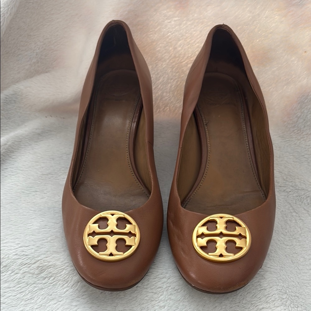 Tory Burch Brown Gold heels Iconic Logo